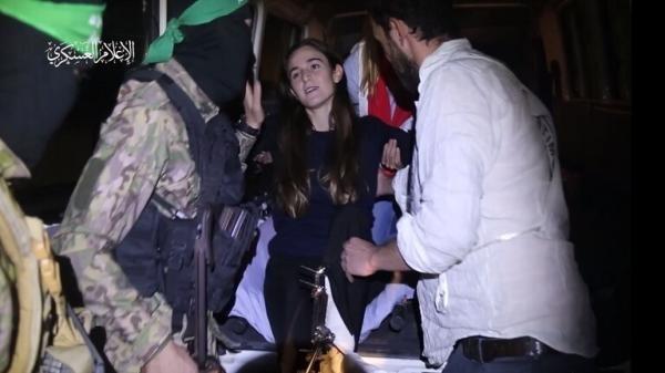 فيديو | ردة فعل المحتجزين والمحتجزات الإسرائيليين أثناء تسليمهم للصليب الأحمر