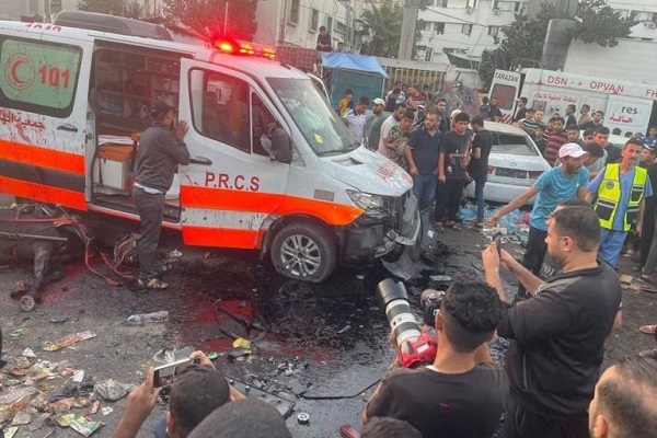 Zionist regime targets ambulance convoy in Gaza