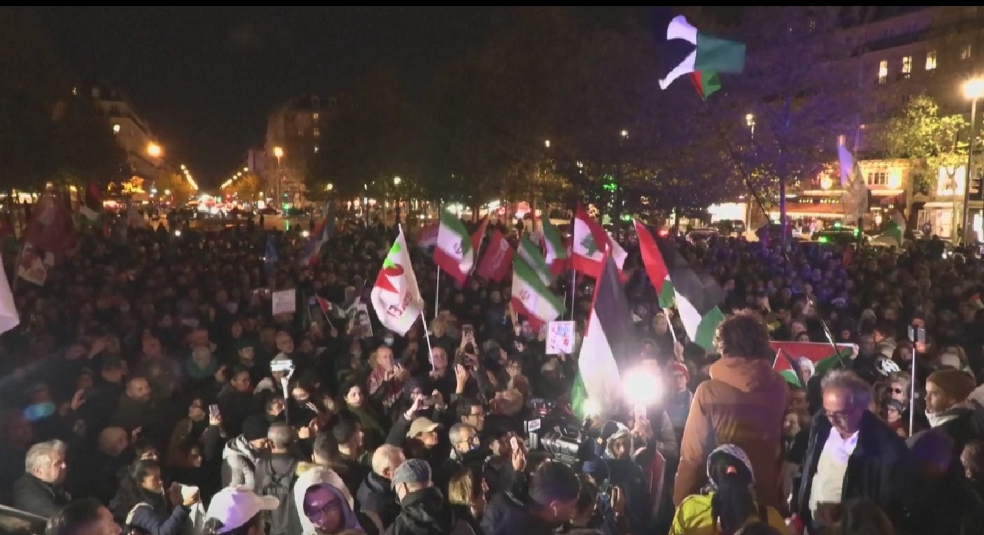 فيديو | رفع علم إيران في تظاهرة لمؤيدي فلسطين في باريس