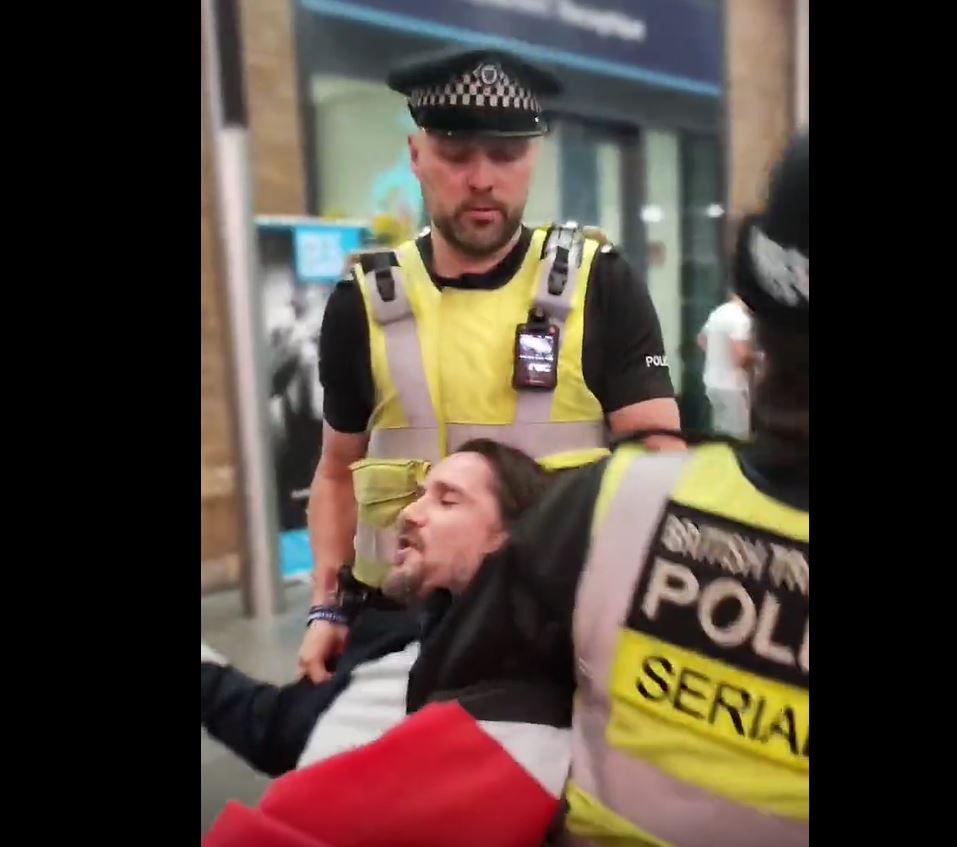 Video: A man reportedly arrested by British police after chanting "free Palestine" 