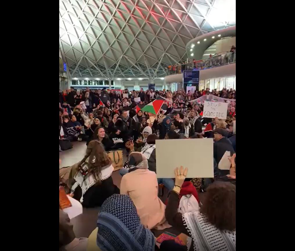 Video: Large sit-in at King’s Cross station in London calling for ceasefire, stop bombing Gaza