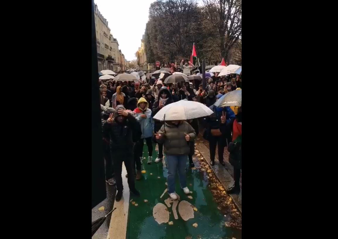 Video: Palestinian anthem under rain in Lille, France