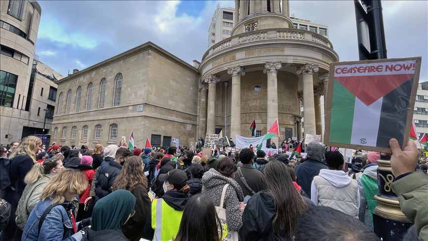 Des manifestants devant le siège de la BBC à Londres appellent à un « cessez-le-feu immédiat » à Gaza