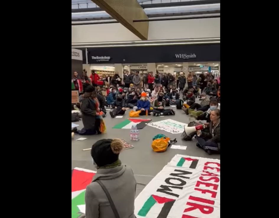 Video: Sit-in in solidarity with Palestine in Leeds train station, England 