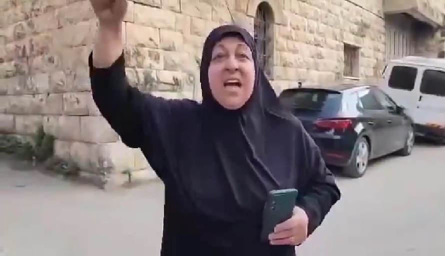 فیديو | خطاب ناري لمسنة فلسطينية: المقاومة هي الممثلة لفلسطين وليس محمود عباس وسلطته