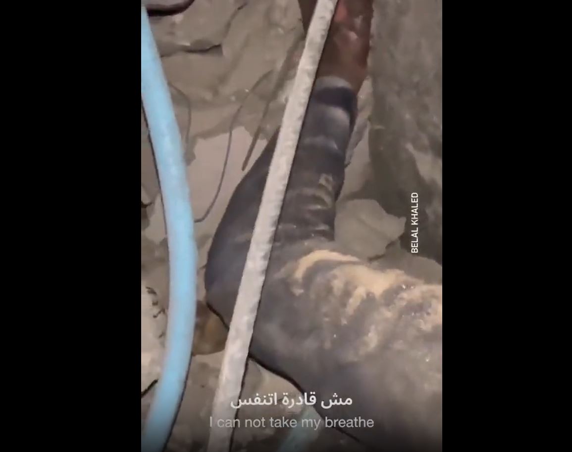 Video: Palestinian Photojournalist accidentally heard a girl screaming under rubble...!