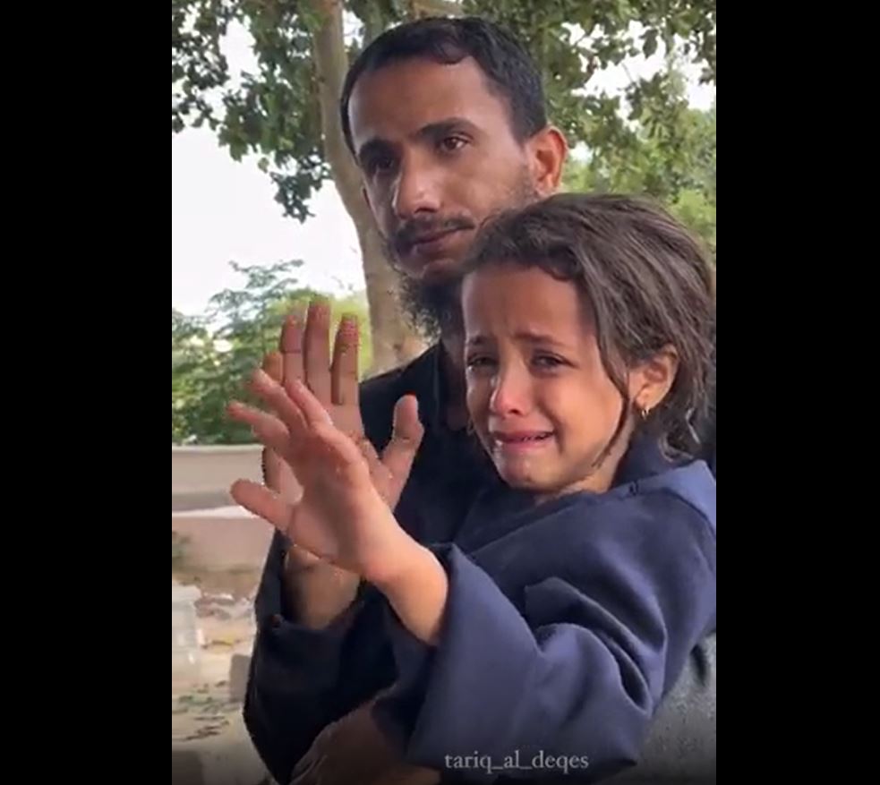 فيديو / طفلة يتيمة تبكي بعد قتل الكيان الصهيوني أمها وأبيها وشقيقها الصغير في الغارة العشوائية على غزة