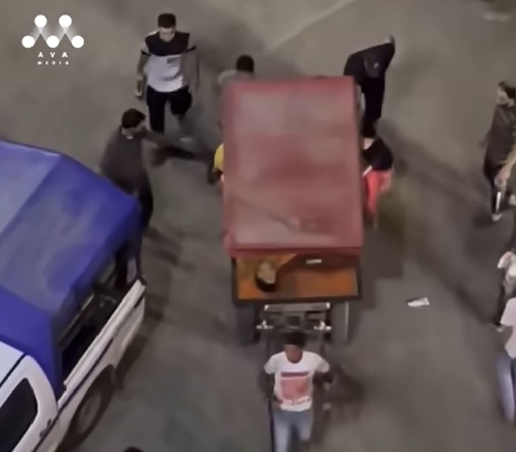 Video: Due to lack decrease of ambulance in Gaza, injured transferring like this to hospital 
