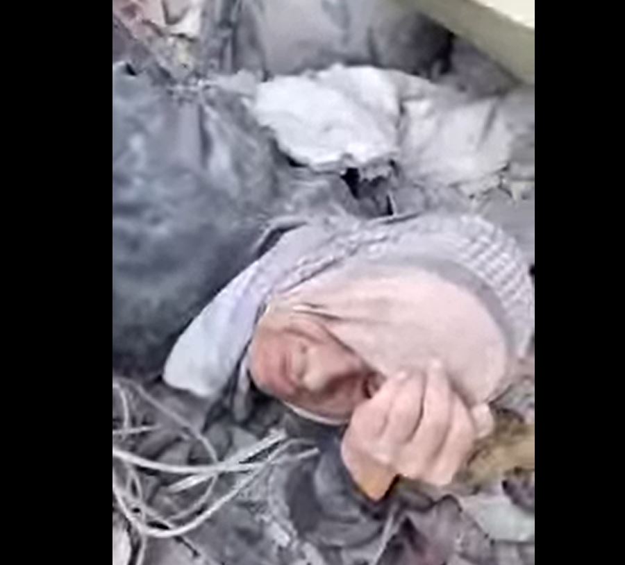 Video: Rescuing an old Palestinian woman from rubble of her house in Gaza 