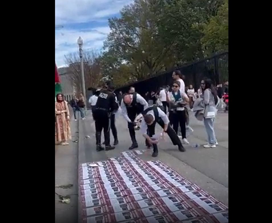 فيديو / الشرطة الامريكية ترفع صور شهداء فلسطينيين قتلهم الكيان الصهيوني أثناء قصف غزة