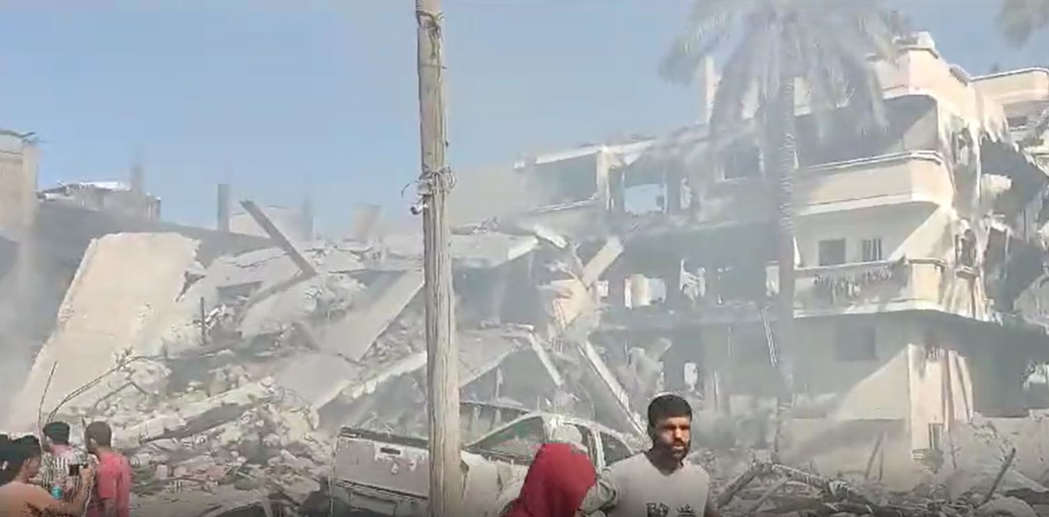 Video: Israeli warplanes completely destroyed a residential complex in Khan Yunis, S Gaza