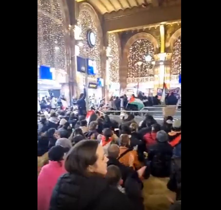 Massive sit-in at Amsterdam, Netherlands central station calling for a ceasefire in Gaza