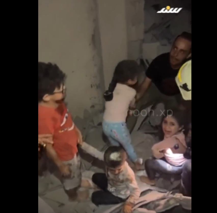 فيديو / المسعفون ينقذون الناجين معظمهم أطفال بعد القصف الصهيوني العشاوئي