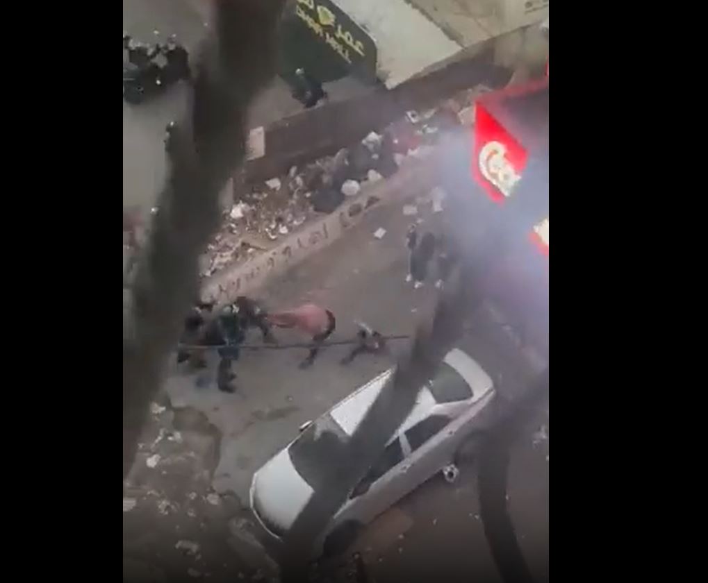 فيديو / قوات صهيونية تخلع حجاب امراة مسلمة فلسطينية بالقوة في القدس المحتلة