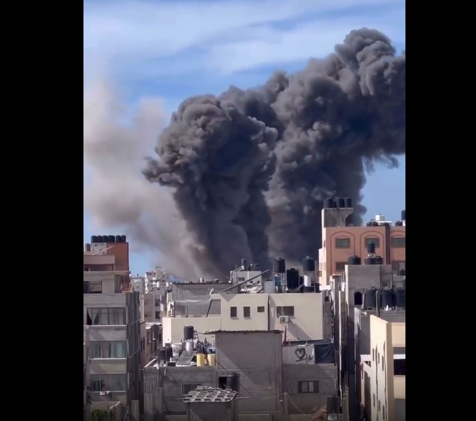 فيديو / طائرات العدو الصهيوني تسقط عشرات القنابل على منازل المدنيين في غزة 