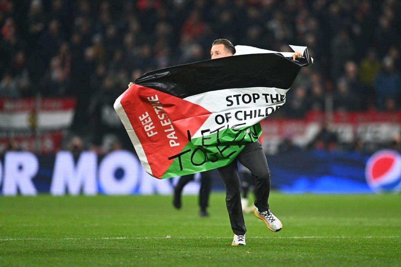 Video: 'Stop killing children in Gaza', a protester run onto field during Kopenhagen v Manchester