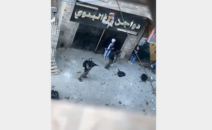 جيش الاحتلال الصهيوني يفتش طالبات المدارس بطريقة مهينة وتحت تهديد السلاح بالقدس المحتلة