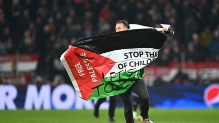 UEFAチャンピオンズリーグの試合で、パレスチナ国旗を持つ男がピッチに入る動画が公開