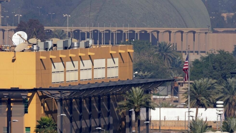 السفارة الأمريكية في بغداد تطلق صافرات الإنذار بعد تعرضها لهجوم مجهول