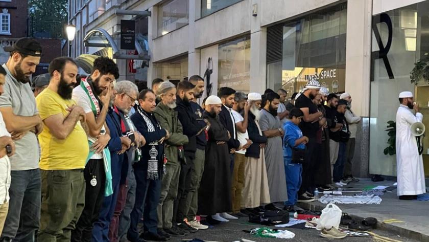 Muslims hold congretional prayer in front of Israeli regime's embassy in London