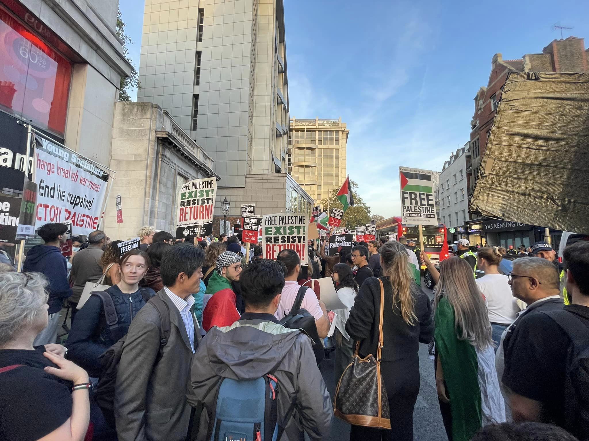 Video: Mass protest in front of Israeli embassy in London supporting Palestine and Gaza
