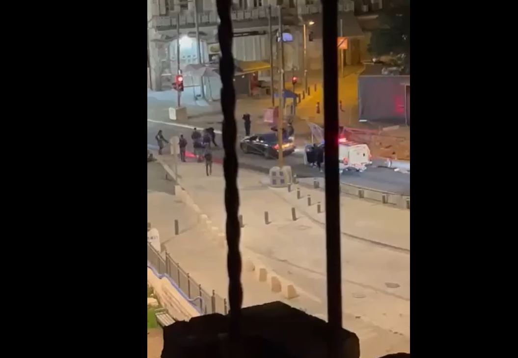 Video: Israeli forces attack 2 Palestinians in Bab Al-Amoud in occupied Al-Quds