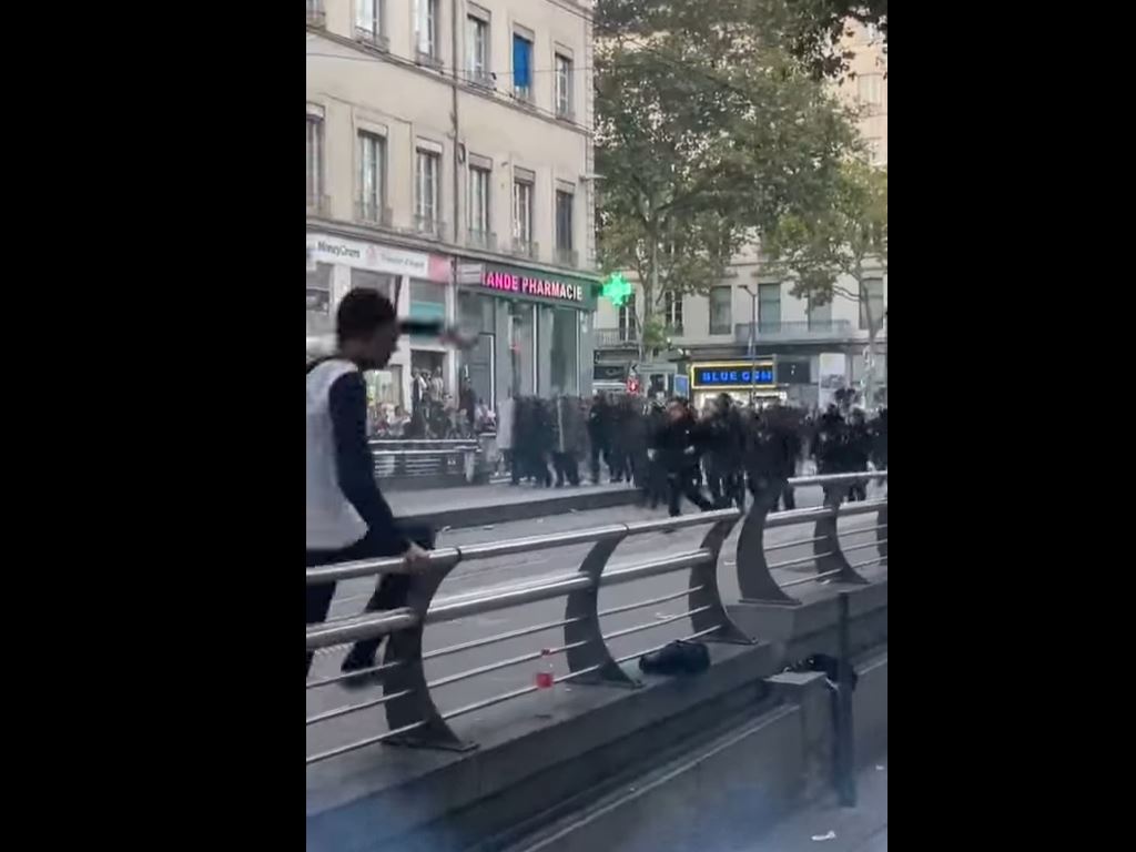 Video: French police target pro-Palestinian protestors with teargas in Lyon