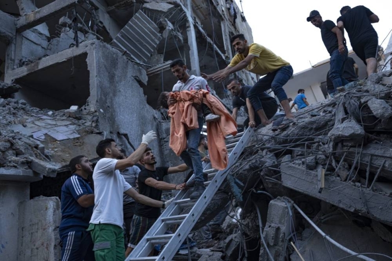 Video: Two Palestinian girls rescued alive from the rubble