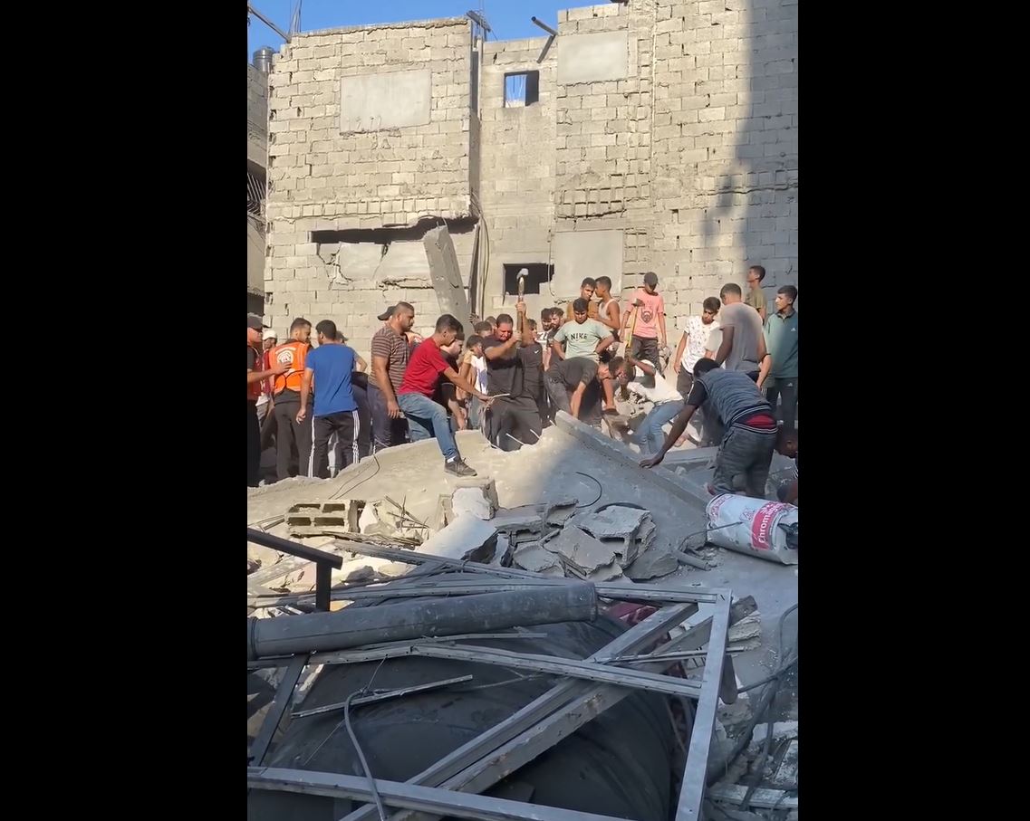 Video: Israeli warplanes destroyed homes upon heads of their residents in Shati refugee camp of Gaza