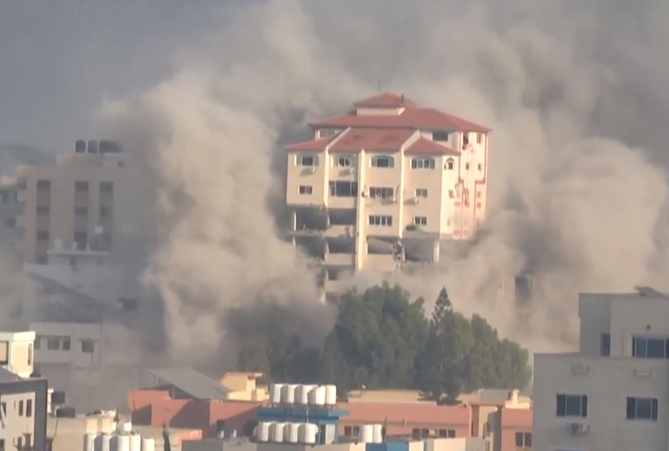 Video: Israeli savage warplanes continue to bomb more buildings in Gaza