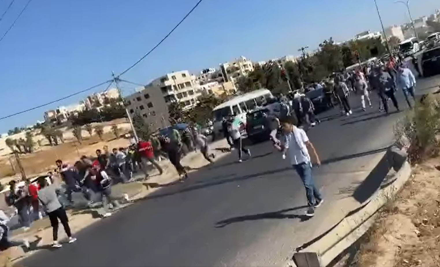 Video: Despite harassment by security forces thousands Jordanian protesters continue towards Palestine