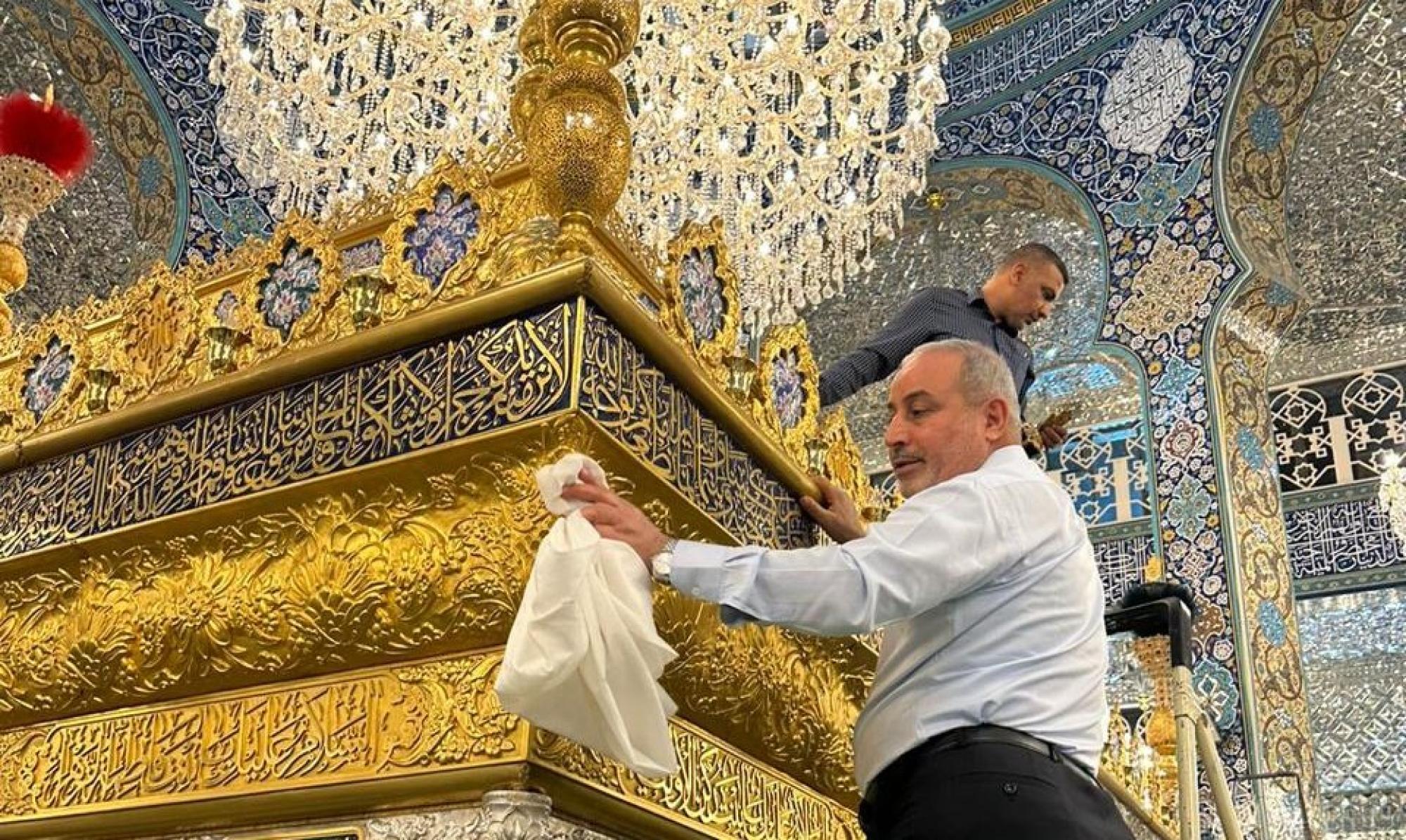 Technical staff of Al-Abbas Shrine starts cleaning Shrine's grid of Lady Zaynab (+Photos)