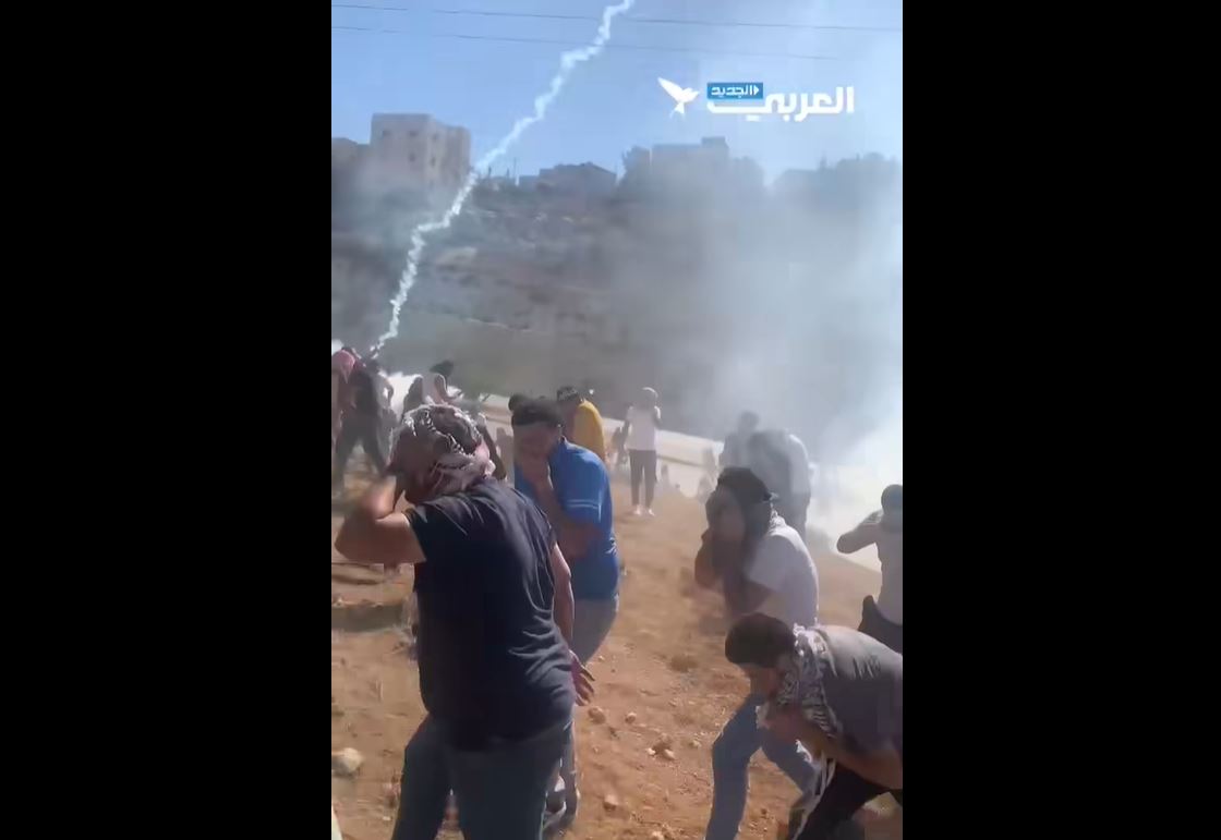 Video: Jordanian forces fire teargas at thousands anti-Israel protesters marching to border 
