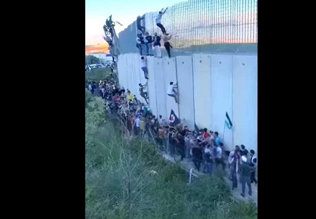 Video Urgent: Jordanians reach border with Israel trying to break wall and fight alongside Palestinians