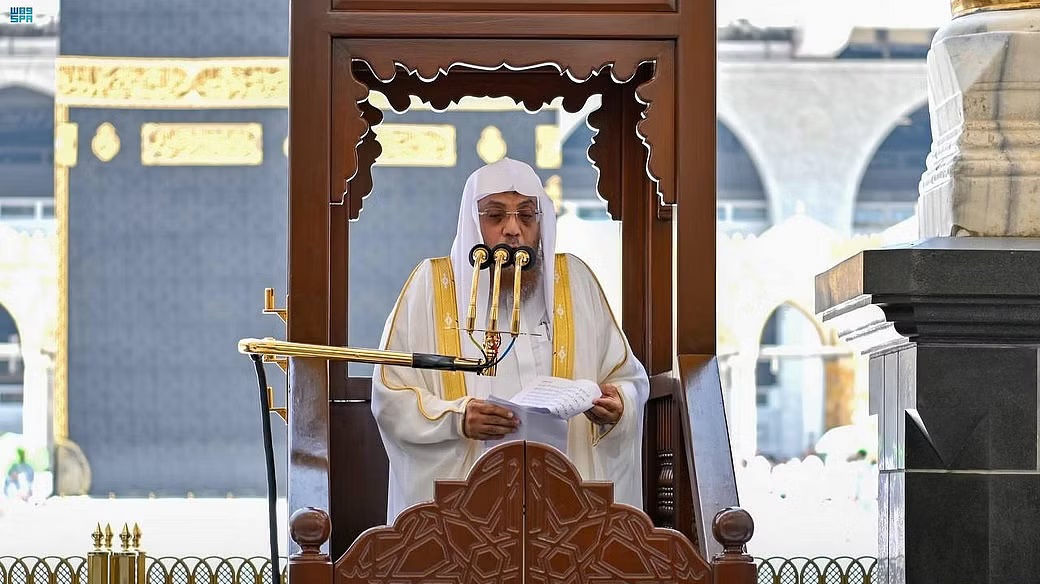 ویدیو | گریه خطیب مسجد الحرام برای مردم فلسطین