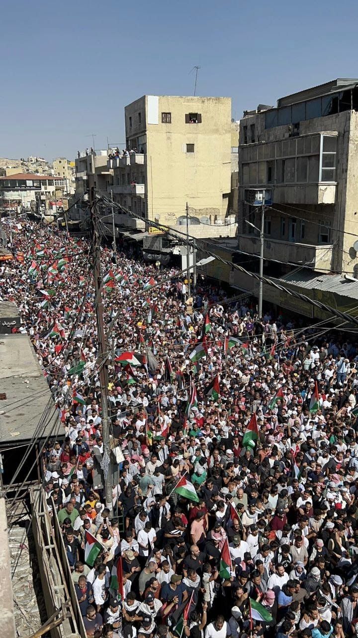Video: Massive crowds in Amman, Jordan, call for opening border with occupied Palestine