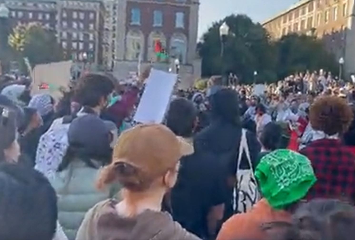 Video: Despite restrictions hundreds protest in solidarity with Palestine in Columbia university of New York 
