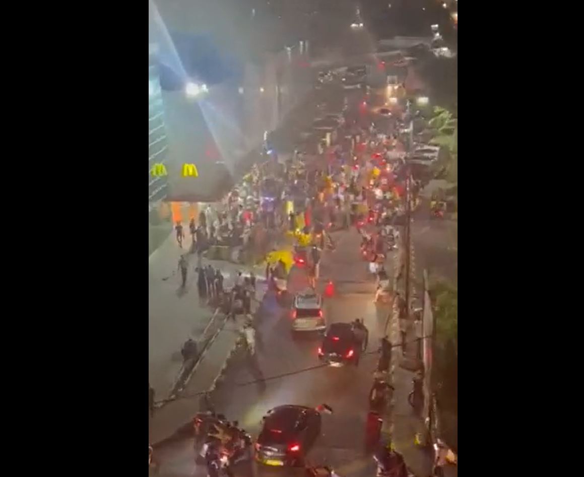 Video: Lebanese protesters attacked McDonald in Sida after provided free meals to Israeli army 