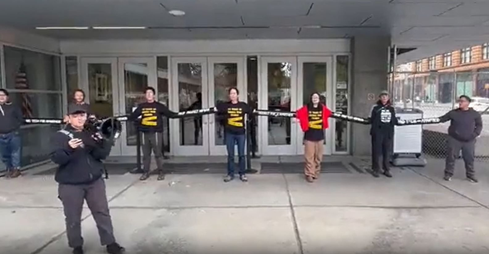 Video: Anti-Zionist Jews lock themselves up outside Nancy Pelosi’s office in San Francisco