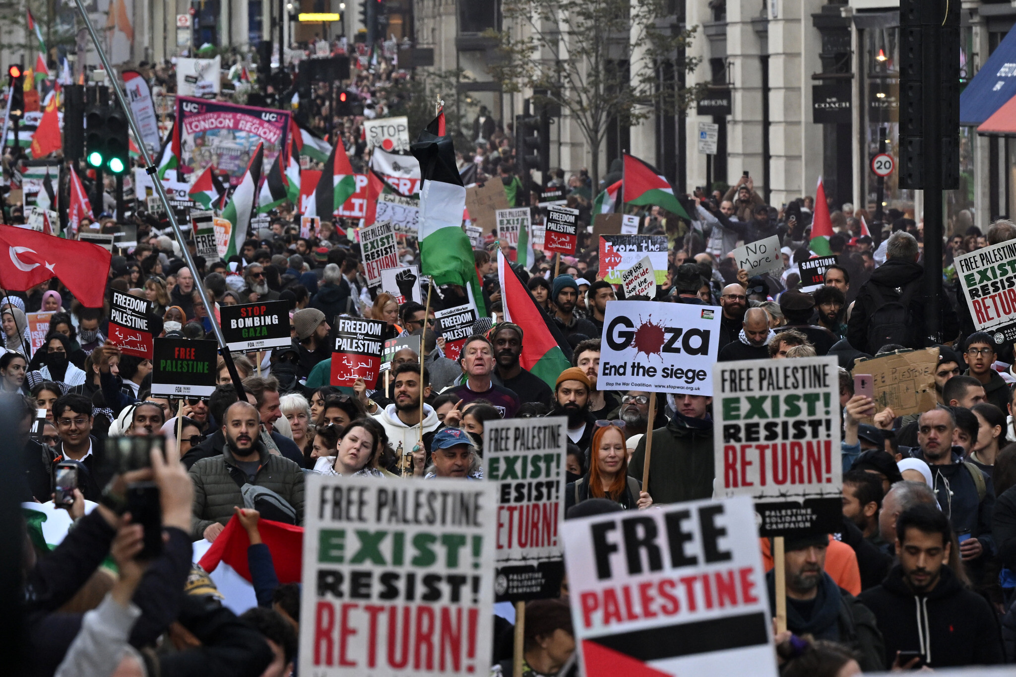 Thousands rally in London in solidarity with Palestine 