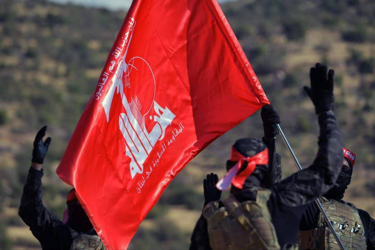 فيديو | رفع راية حزب الله الحمراء على موقع الراهب الصهيوني