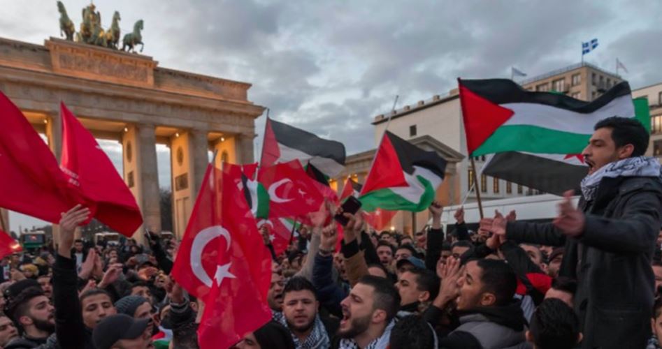 Video: Hundreds march in Istanbul in support of Palestinians in Gaza
