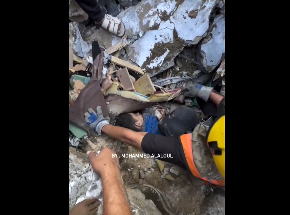 Video: Palestinians pull out a child's body from rubble of his home bombed by Israeli in Khan Younis, Gaza