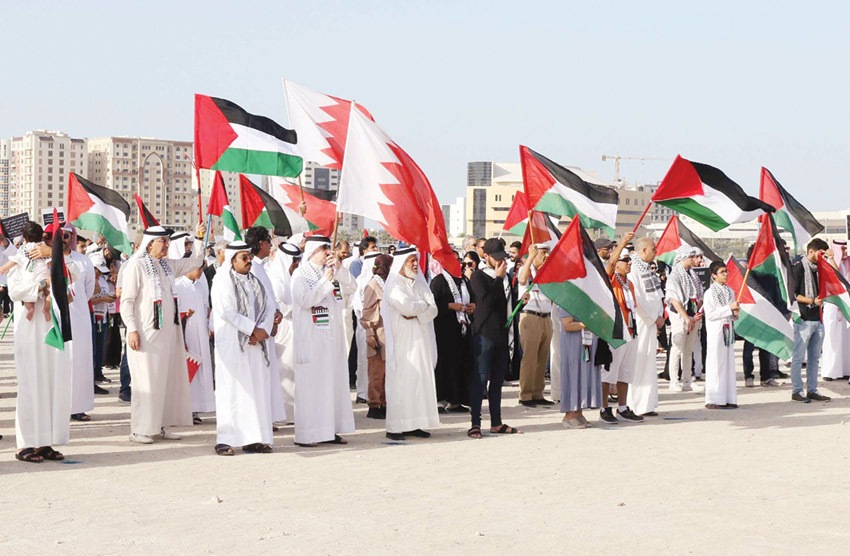 مئات البحرينيين يشاركون في وقفة تضامنية مع الشعب الفلسطیني