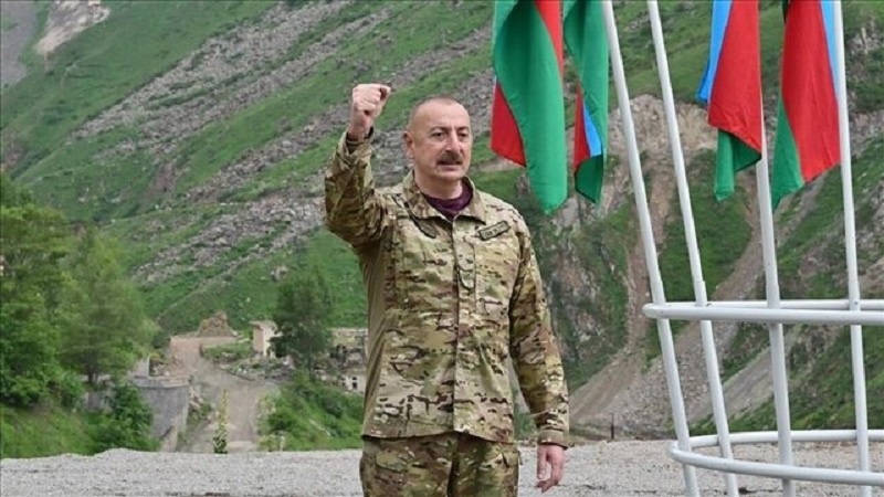 Aliyev Hankendi'de Azerbaycan bayrağını göndere çekti