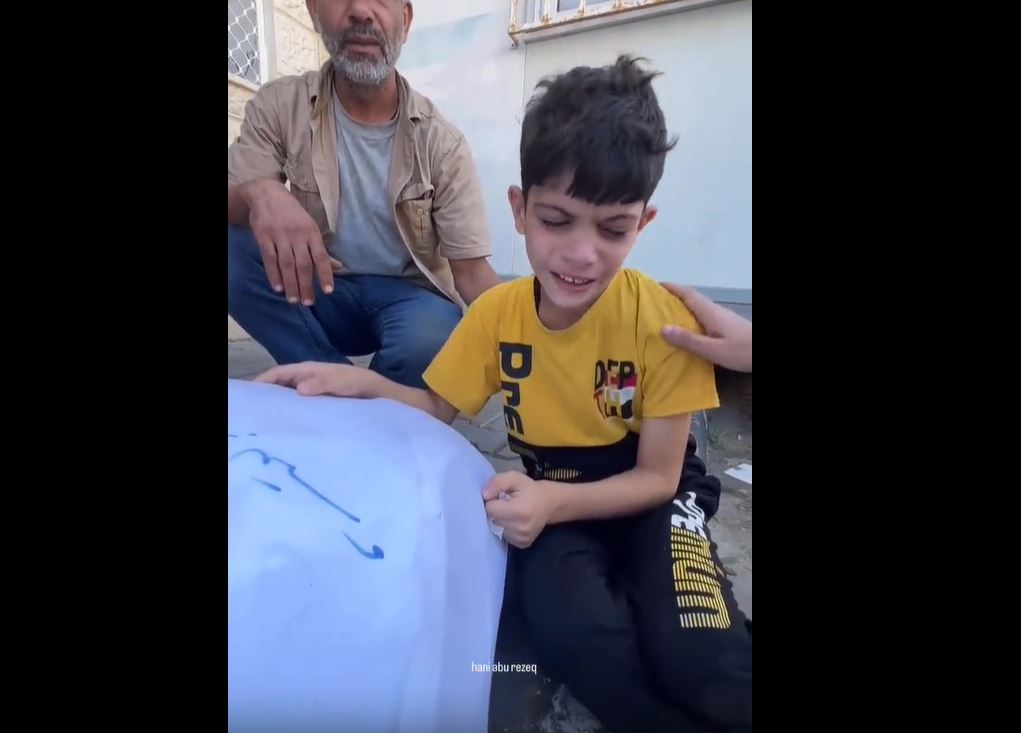 Video: Heart-wrenching scenes of Palestinian child bids last farewell to his father martyred in Israeli airstrike