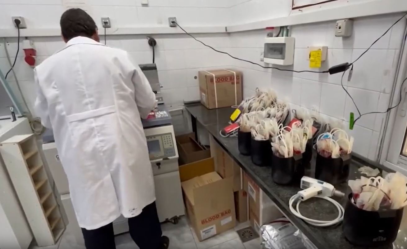 Video: Despite non-stop Israeli bombings, Gazans donate blood at Al Aqsa hospital 