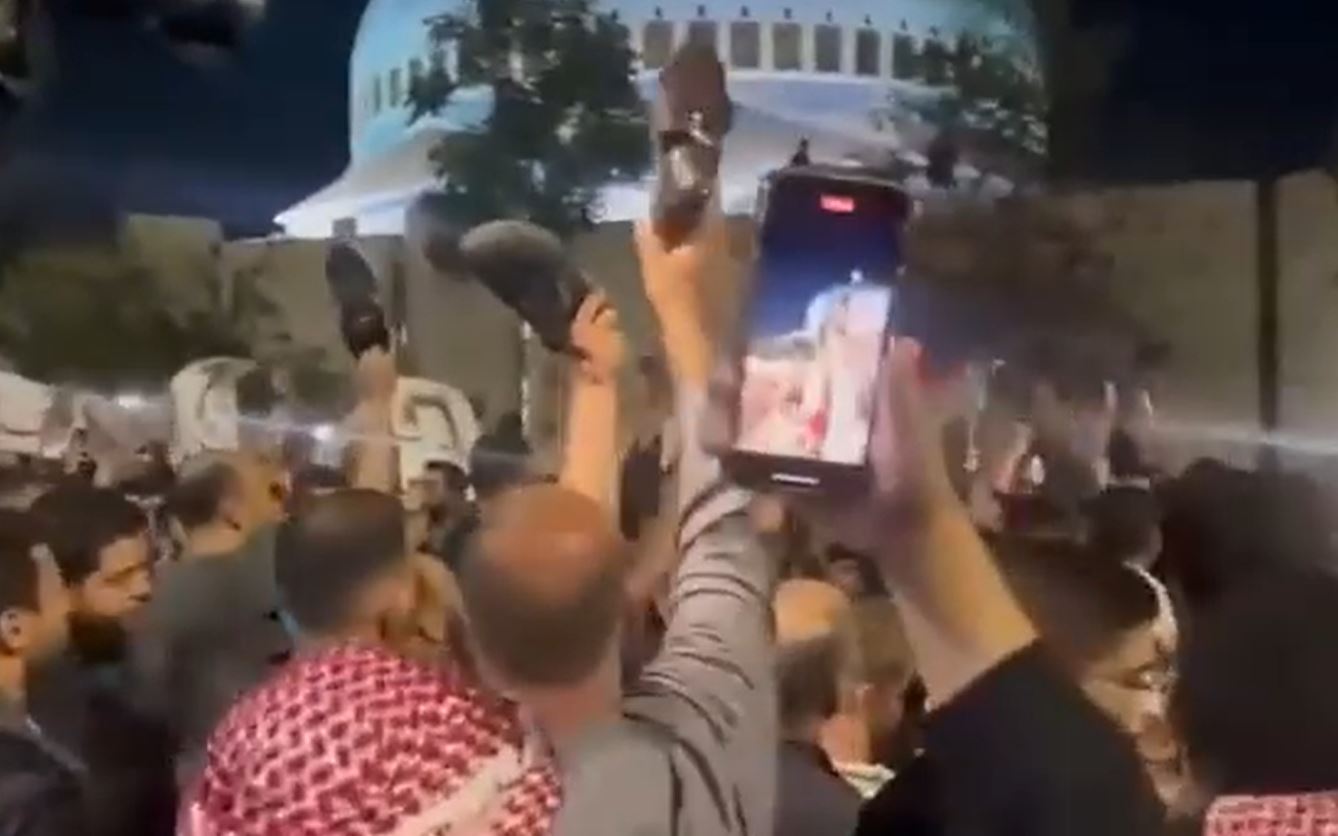 Video: Hundreds of Jordanians Israeli embassy in protest against Gaza war and Baptist Hospital massacre