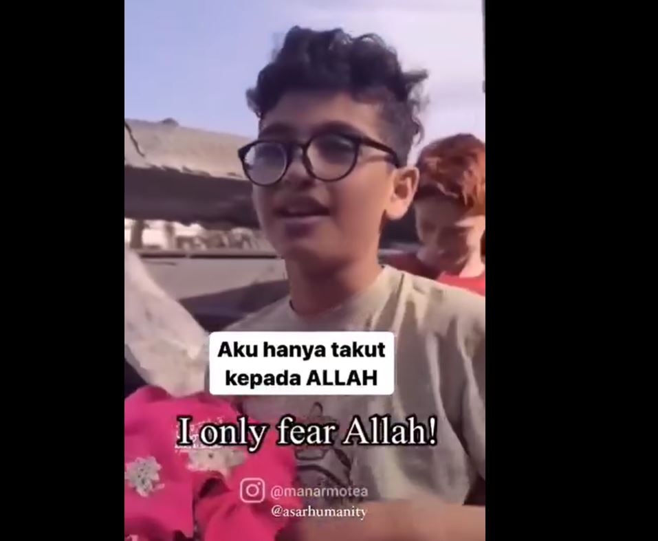 Video: Palestinian boy standing over debris: I Fear only Allah