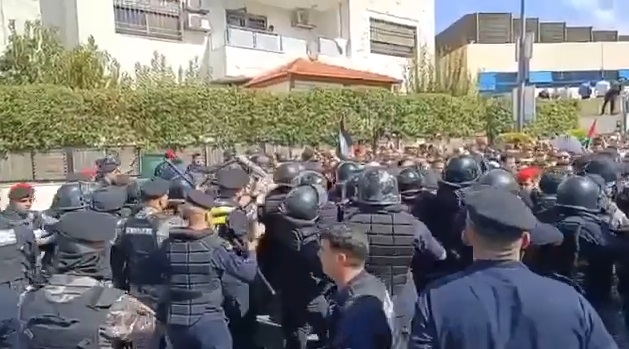 فيديو | اردن  الأمن الأردني يقمع مسيرة أمام السفارة الإسرائيلية بالأردن